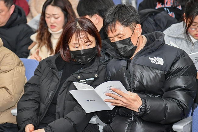 ▲ 2026년 겨울방학 청소년 어학연수 최종 간담회가 지난 27일 화천커뮤니티센터에서 최문순 군수를 비롯해 연수 참여학생과 학부모 등이 참석한 가운데 열렸다. ⓒ화천군