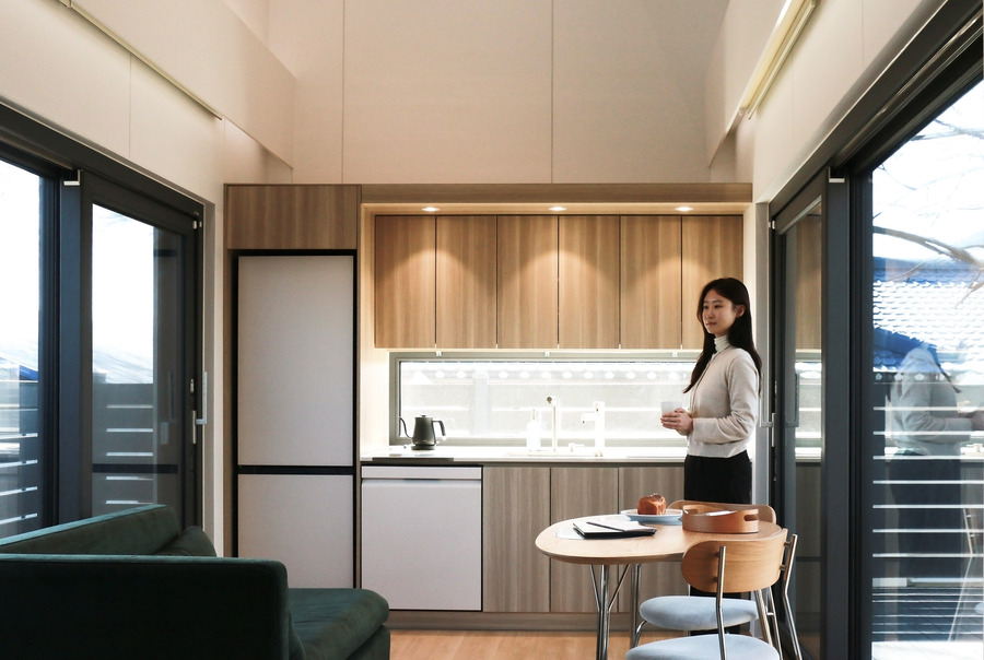 ▲ LG전자가 레저 및 관광 사업을 계획하고 있는 B2B 고객을 위해  전북 김제시 죽산면에  LG 스마트코티지를 상시 체험할 수 있는 공간 '죽산모락'을 열었다. 이 곳에서는  방문객이 스마트코티지를 숙소 삼아 휴식하며 김제평야의 ‘지평선 뷰’를 즐기는 한편, 양조·제빵 등 지역 상권과 연계된 다양한 문화도 체험할 수 있다.ⓒLG전자