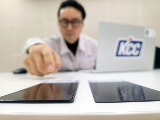 ▲ KCC가 개발한 후도막 분체도료 적용 샘플(왼쪽).ⓒKCC