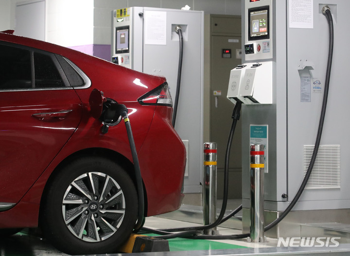 ▲ 전기자동차를 충전하는 모습. ⓒ뉴시스