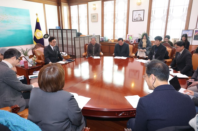 ▲ 우원식 국회의장이 28일 오전 서울 여의도 국회의장 집무실에서 열린 시민개헌넷 개헌 간담회에서 발언을 하고 있다. ⓒ뉴시스