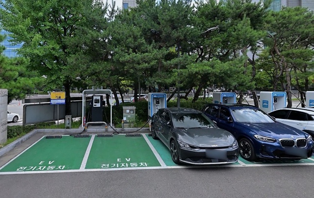 ▲ 성남시 분당구청 야외 주차장의 전기차 충전 구역 전경. ⓒ성남시 제공