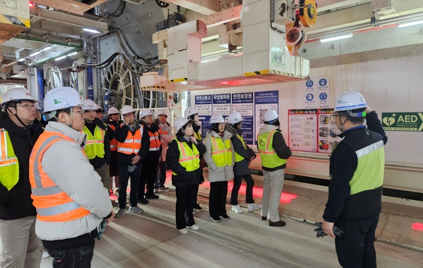 ▲ 파주시 토목직 공무원 80명이 수도권 제2순환고속도로 김포~파주 구간 한강하저터널 시공현장을 견학했다 ⓒ파주시 제공