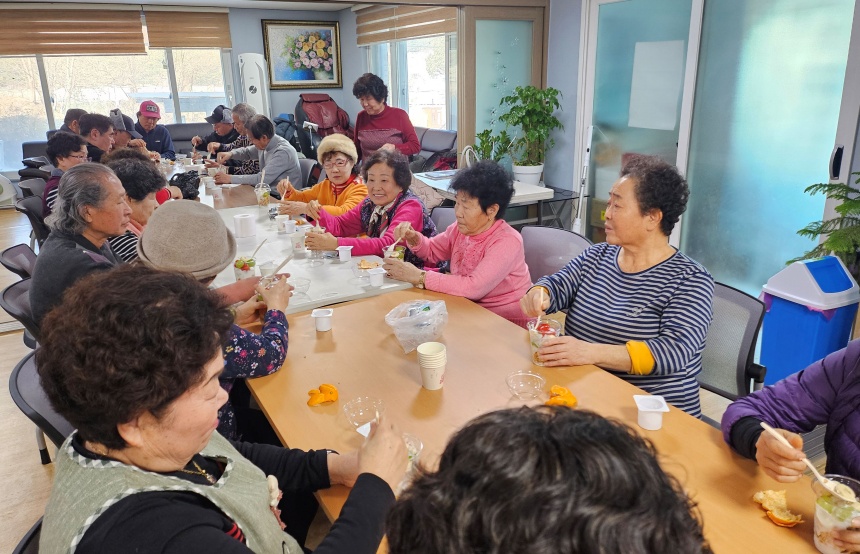▲ 가평군보건소의 경로당에 찾아가서 하는 영양교육이 어르신들로부터 호응을 얻고 있다 ⓒ가평군 제공