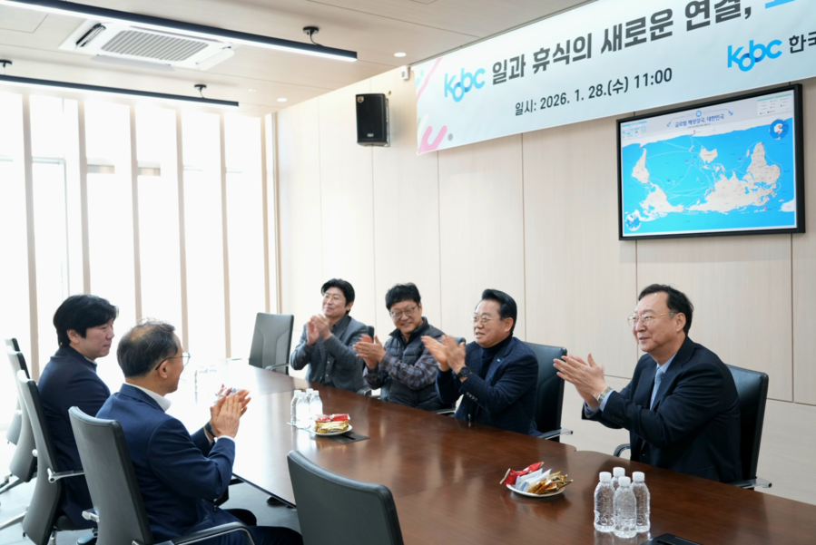 ▲ 안병길(사진 왼쪽에서 다섯 번째) 한국해양진흥공사 사장은 28일 임직원과 함께 부산 동구 협성 마리나 G7 A동 3층에 위치한 공공회의실 '코비씨 워리나'의 개소를 축하했다. ⓒ한국해양진흥공사