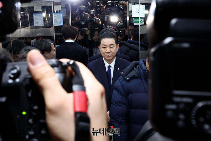 ▲ 김병기 전 더불어민주당 원내대표가 지난 19일 국회 소통관에서 기자회견을 마친 뒤 엘리베이터에 탑승하고 있다. ⓒ이종현 기자