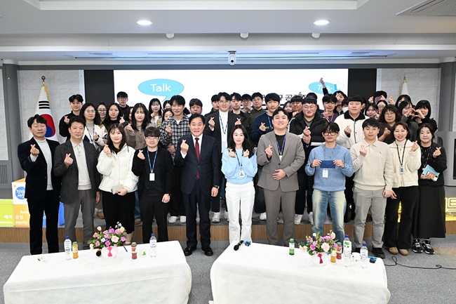 ▲ 평창군이 28일 평창군청 대회의실에서 2023년 하반기 이후 임용된 신규 공직자 60여 명을 대상으로 '군정 공감 톡톡(TalkTalk) 콘서트'를 개최했다. ⓒ평창군