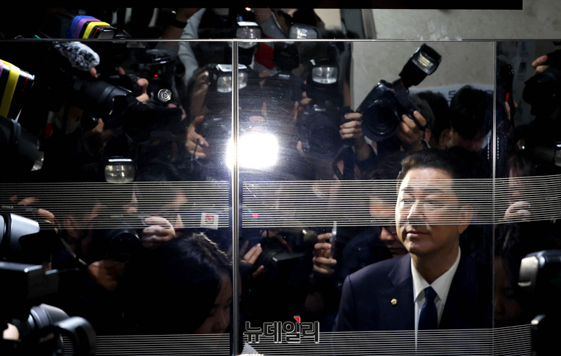 ▲ 김병기 전 더불어민주당 원내대표가 지난 19일 국회 소통관에서 기자회견을 마친 뒤 엘리베이터에 탑승하고 있다. ⓒ이종현 기자