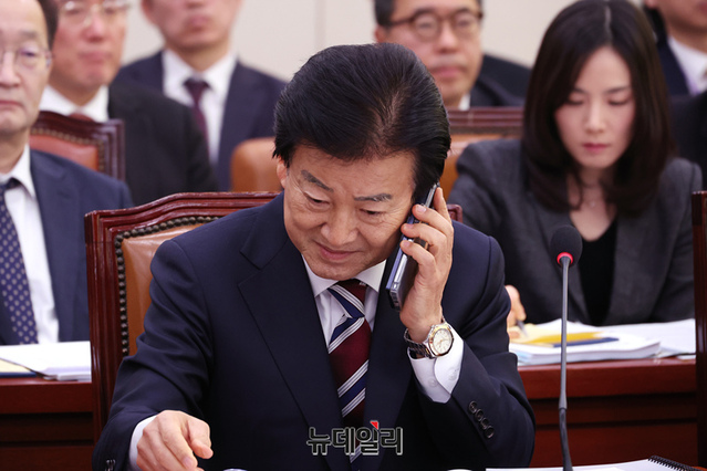 ▲ 정동영 통일부 장관이 28일 국회 외교통일위원회에서 열린 현안질의에 참석해 전화를 받고 있다. ⓒ이종현 기자