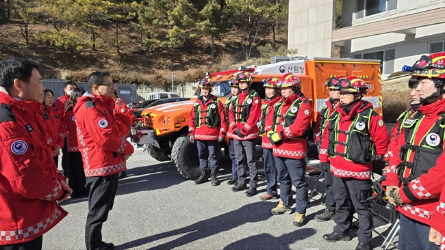 ▲ 최수천 동부지방산림청장이 28일 영월국유림관리소를 방문해 산불재난 대응태세를 점검하고 산불재난특수진화대원들을 격려했다. ⓒ동부지방산림청