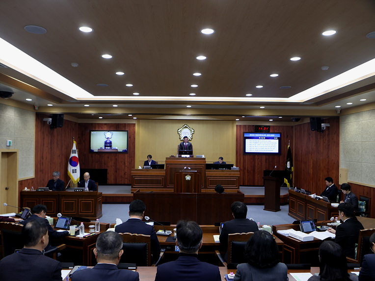 ▲ 가평군의회는 28일 제8차 본회의를 마지막으로 올해 첫 회기인 제335회 임시회를 마무리했다 ⓒ가평군의회 제공