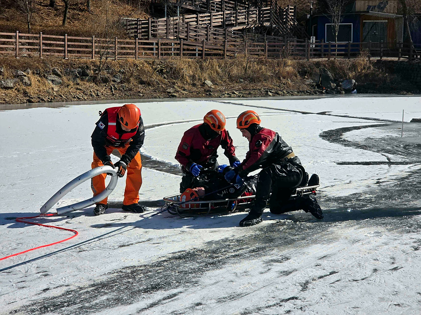 ▲ 고양소방서는 광탄면 마장호수에서 3일간 겨울철 수난사고 대비 특별구조훈련을 실시했다 ⓒ고양소방서 제공