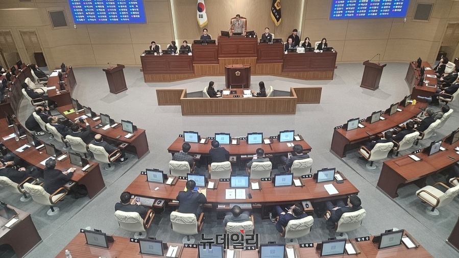 ▲ 경북도의회는 28일 오후 2시 제360회 임시회 제1차 본회의를 열고, 경북도지사가 제출한 ‘경북도와 대구시 통합에 관한 의견제시의 건’에 대해 기명식 전자투표를 실시했다.ⓒ뉴데일리