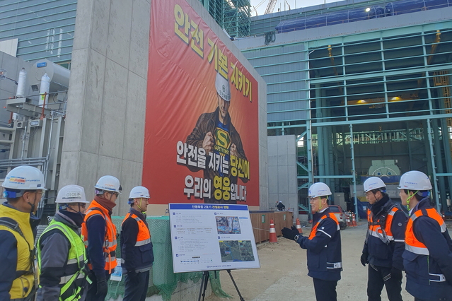 ▲ 남부발전 서성재 기술안전부사장(오른쪽에서 세 번째)이 안동 2호기 건설현장을 찾아 공사 진척상황과 현장의 안전 위해요소를 직접 점검하고 있다. (사진=남부발전) ⓒ전성무 기자