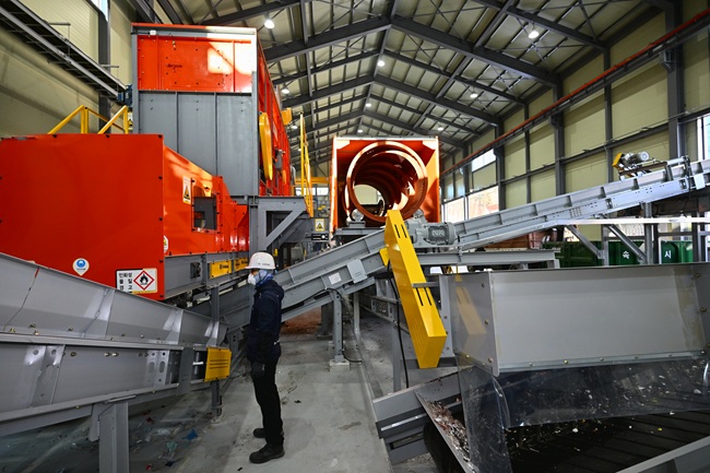 ▲ 속초시가 친환경적인 폐기물 처리를 위해 추진해 온 '폐비닐 전문 선별 시설'을 2월 중순부터 본격적으로 가동한다. ⓒ속초시