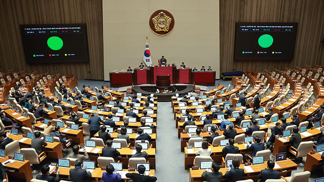 ▲ 지난 16일 국회에서 열린 1월 임시국회 본회의에서 윤석열ㆍ김건희에 의한 내란ㆍ외환 및 국정농단 행위의 진상규명을 위한 특별검사 임명 등에 관한 법률안이 국민의힘이 불참한 채 더불어민주당 주도로 처리되고 있다. ⓒ연합뉴스