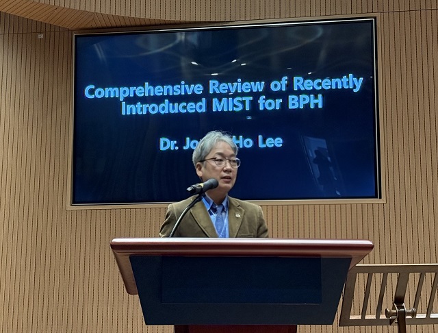 ▲ 포항세명기독병원 비뇨의학센터 이중호 센터장이 아시아 비뇨기수술 교육·훈련 그룹-대한비뇨내시경로봇학회 공동 전립선비대증 워크숍에 패컬티로 참석해 최신 지견을 공유하고 있다.ⓒ세명기독병원