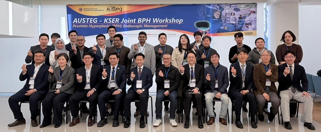 ▲ 지난 24일 개최된 아시아 비뇨기수술 교육·훈련 그룹-대한비뇨내시경로봇학회 공동 전립선비대증 워크숍 단체 사진 모습.ⓒ세명기독병원