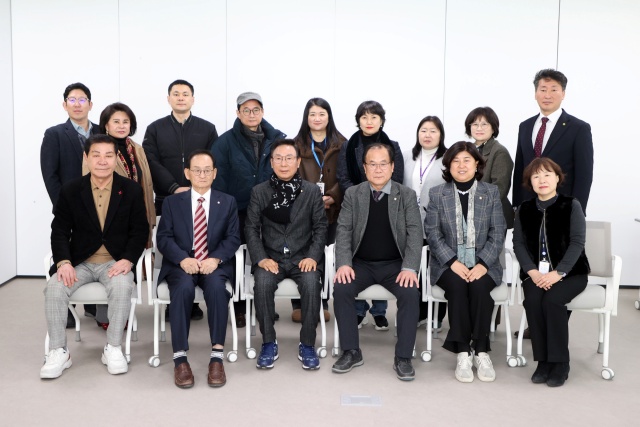 ▲ 수원특례시의회 도시미래위원회 의원들과 수원군공항 이전 시민협의회 임원진이 간담회를 마친 뒤 기념촬영을 하고 있다. ⓒ수원시의회 제공