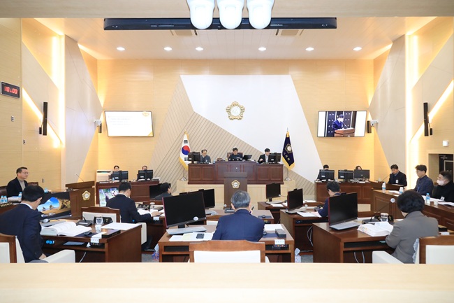 ▲ 삼척시의회가 28일 제269회 삼척시의회 임시회 제5차 본회의를 개의해 경제과 등 6개 부서로부터 '2026년도 시정 주요 업무계획'에 대한 보고를 받았다. ⓒ삼척시의회