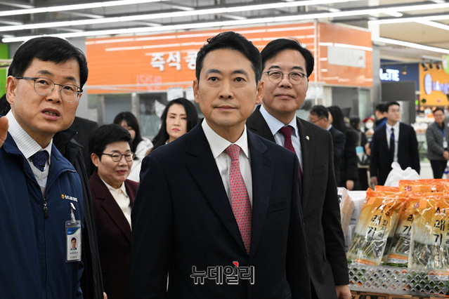 ▲ 장동혁 국민의힘 대표와 송언석 원내대표 등이 28일 서울 서초구 하나로마트 양재점을 찾아 박혜성 지사장의 설명을 들으며 물가점검 현장방문을 하고 있다. ⓒ정상윤 기자