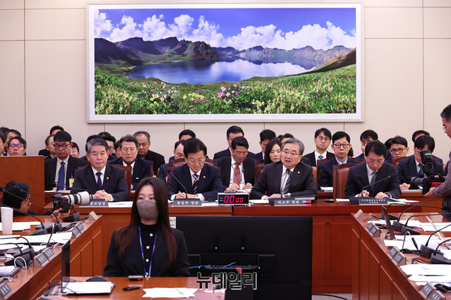 ▲ 국회 외교통일위원회 현안질의가 28일 국회에서 조현 외교부 장관, 정동영 통일부 장관이 참석한 가운데 열리고 있다. ⓒ이종현 기자
