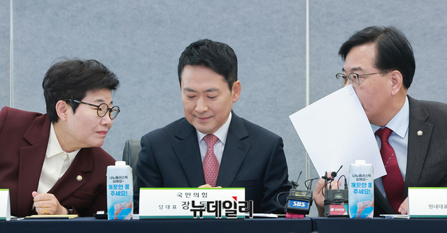 ▲ 국민의힘 장동혁 대표가 28일 서울 서초구 한국농수산식품유통공사(aT) 종합상황실에서 열린 물가 점검 현장간담회에 참석해 인사말하고 있다. ⓒ정상윤 기자