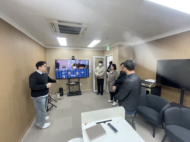 ▲ 정선군 복지과 소속 3명은 홍천군 스튜디오를 방문해 스마트 경로당 운영 사례를 벤치마킹했다. ⓒ홍천군