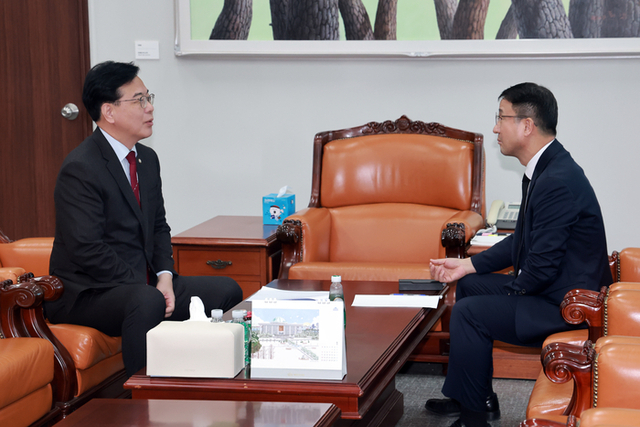 ▲ 한병도 더불어민주당 원내대표(오른쪽)와 송언석 국민의힘 원내대표가 28일 국회 운영위원장실에서 회동하고 있다. ⓒ연합뉴스