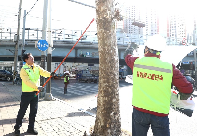 ▲ 최대호 안양시장이 28일 국제유통단지 사거리 일대에 설치된 현수막 철거 작업에 동참하고 있다. ⓒ안양시 제공