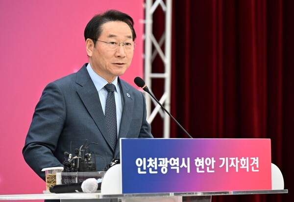 ▲ 유정복 인천시장이 28일 인천시청 대회의실에서 재외동포청 이전 논란, 공공기관 타 지역 이전, 수도권매립지관리공사 관할권 이관 등 주요 시정 현안에 대한 입장을 밝히고 있다. ⓒ인천시 제공