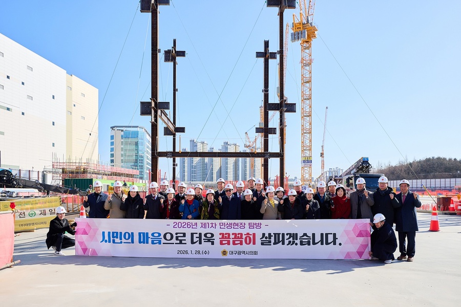 ▲ 대구시의회(의장 이만규)는 제322회 임시회 첫날인 28일, 2026년 첫 민생현장탐방 일정으로 수성알파시티 롯데쇼핑몰 ‘타임빌라스 수성’ 건설 현장(수성구 대흥동 일대)을 방문해 사업 추진 현황을 점검했다(수성알파시티 롯데쇼핑몰 건설 현장).ⓒ대구시의회