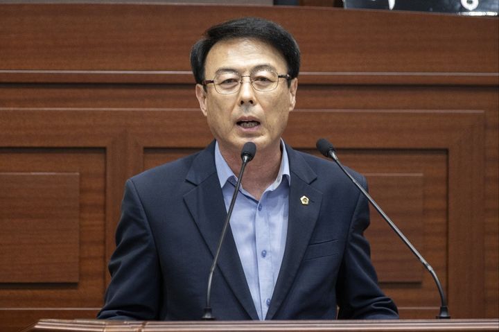 ▲ 이충원 의원(의성, 국민의힘)은 28일 경북도의회 제360회 임시회에서 5분 자유발언에 나서 대구경북통합신공항 건설사업이 군 공항 이전 재원 확보 실패로 장기간 교착 상태에 빠져 있다며, 국가와 관계 기관의 책임 있는 결단을 강력히 촉구했다.ⓒ경북도의회