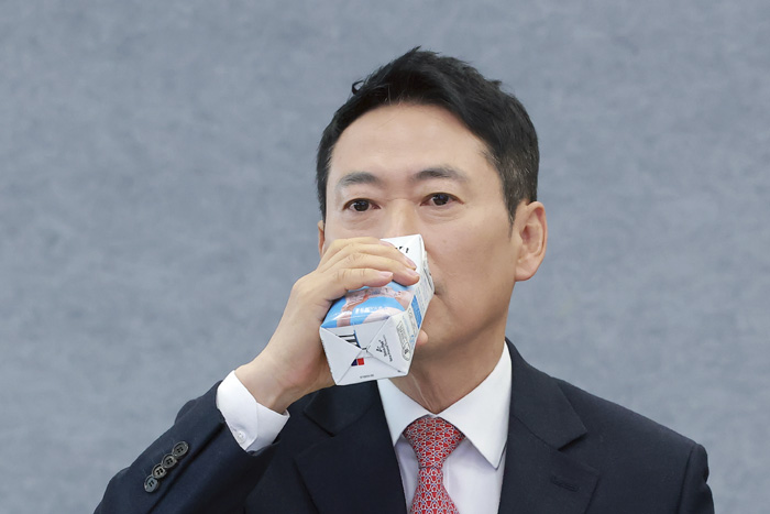 ▲ 장동혁 국민의힘 대표가 지난 28일 서울 서초구 한국농수산식품유통공사(aT) 종합상황실에서 열린 물가 점검 현장간담회에 참석해 물을 마시고 있다. ⓒ뉴시스