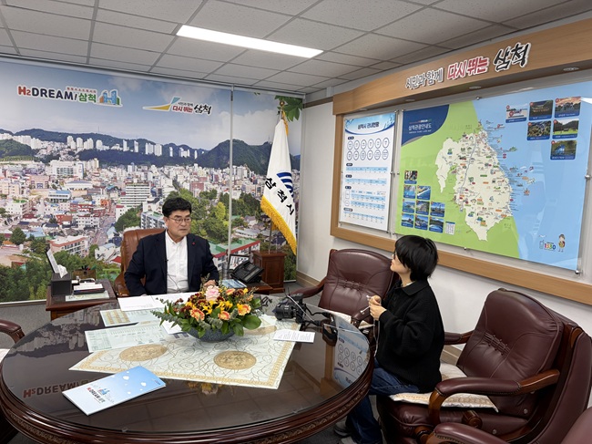 ▲ 박상수 삼척시장이 설 명절을 앞두고 지난 28일 공직사회 전반에 청렴 의식을 확산하고 부패 예방 분위기를 조성하기 위해 청렴 메시지를 녹음했다. ⓒ삼척시