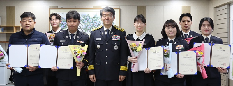 ▲ 오긍환 충남 공주소방서장이 지난 28일 심정지와 중증 외상 환자의 생명을 살린 공로자를 대상으로 '2025년 하반기 하트·트라우마 세이버를 수여한 뒤 기념촬영을 하고 있다.ⓒ공주소방서