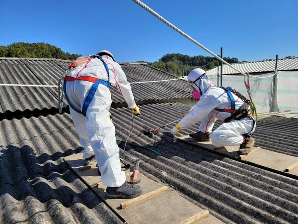 ▲ 횡성군이 발암물질인 석면으로부터 군민의 건강을 보호하고 쾌적한 생활환경을 도모하기 위해 예산 9억8900만 원을 편성해 '2026년 슬레이트 처리지원 사업'을 추진한다. ⓒ횡성군