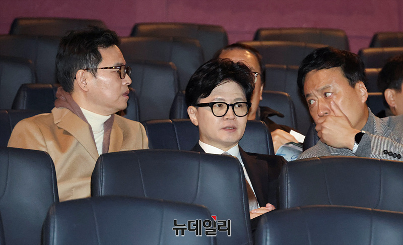 ▲ 한동훈 전 국민의힘 대표가 지난 28일 서울 영등포 한 영화관에서 박정훈, 정성국 의원과 대화를 나누고 있는 모습. ⓒ서성진 기자