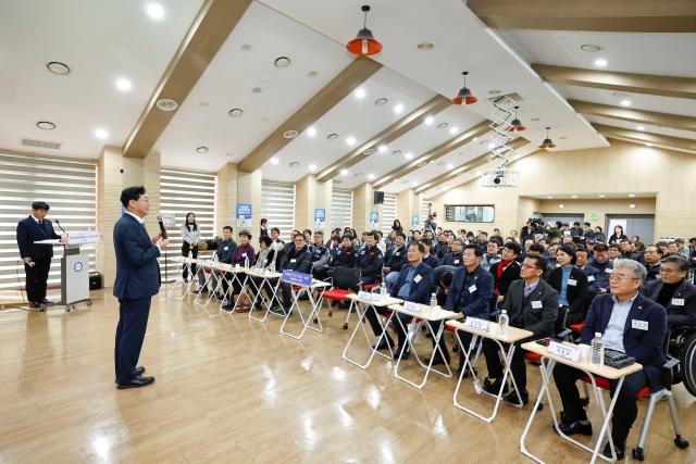 ▲ 정명근 시장이 지난 15일 열린 양감면 신년인사회에서 새해 인사를 하고 있다ⓒ화성시 제공