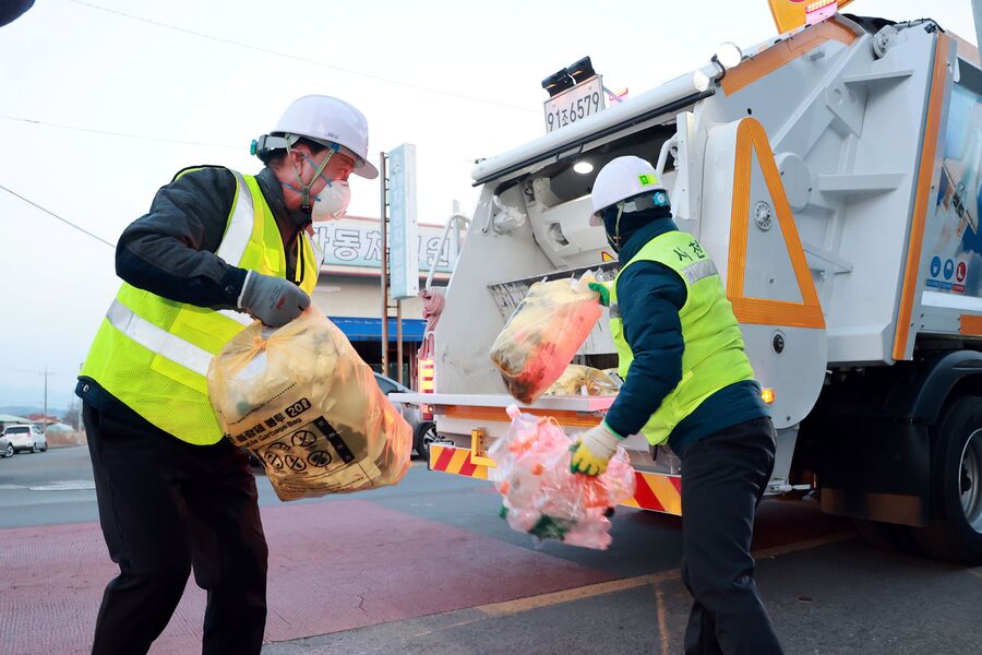 박동식 사천시장 “환경미화원과 함께한 아침” 현장 소통