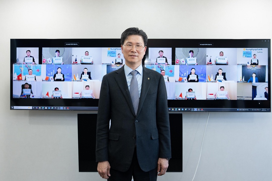 ▲ 강태영 농협은행장이 지난 28일 해외점포장들과 신년 화상회의를 마치고 사진 촬영을 하고있다. ⓒNH농협은행