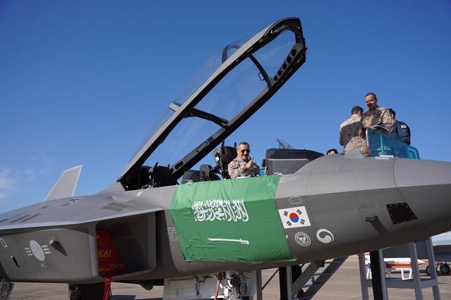 ▲ 투르키 빈 반다르 빈 압둘아지즈 알 사우드 사우디 공군사령관이 KAI를 찾아 KF-21에 탑승하고 있다. ⓒKAI