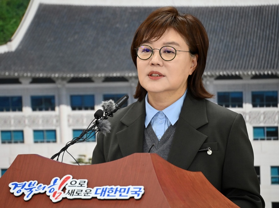 ▲ 양금희 경북도 경제부지사는 29일 오전 도청에서 브리핑을 갖고 “북부권이 느끼는 소외감은 투자와 일자리가 거점도시로 쏠릴 것이라는 현실적인 걱정에서 기인한다”며 “행정통합 추진 여부와 상관없이 흔들림 없는 독립적인 발전 정책을 추진해 북부권을 스스로 자립 가능한 경제권역으로 만들겠다”고 강조했다.ⓒ경북도