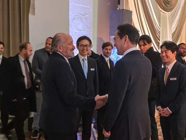 ▲ 이재용 회장이 1월 28일(현지시간) 미국 워싱턴 D.C. 스미스소니언 예술산업관에서 열린 갈라 디너에서 하워드 러트닉 미국 상무부 장관을 만나 대화하고 있다.
ⓒ삼성전자