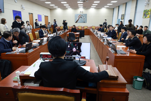 ▲ 최민희 국회 과학기술방송정보방송통신위원장이 29일 서울 여의도 국회에서 열린 과방위 전체회의를 주재하고 있다. ⓒ뉴시스