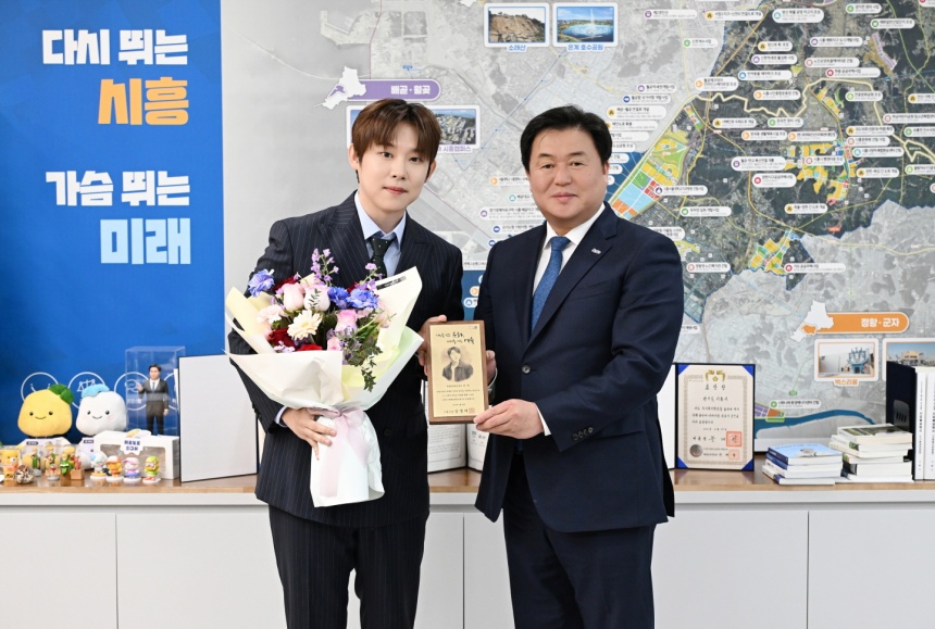 ▲ 임병택 시흥시장이 트로트가수 진욱을 명예문화홍보대사로 위촉했다 ⓒ시흥시 제공