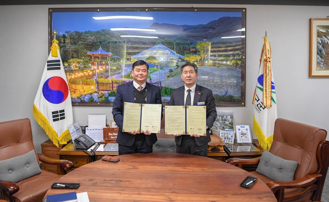 ▲ 양구군이 29일 양구군청에서 한국전력공사 양구지사와 '산불예방 및 전력설비 보호 상호 협력을 위한 업무협약'을 체결했다. ⓒ양구군