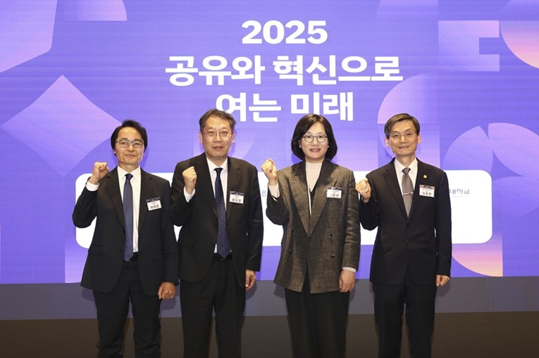 ▲ 왼쪽부터 삼육대 제해종 총장, 광운대 윤도영 총장, 서울여대 이윤선 총장, 서울과학기술대 김동환 총장이 '2025 노원지역 4개 대학 연합 대학재정지원사업(육성ᐧ혁신) 성과 포럼'에서 협력을 다짐하며 기념사진을 찍고 있다.ⓒ서울여대