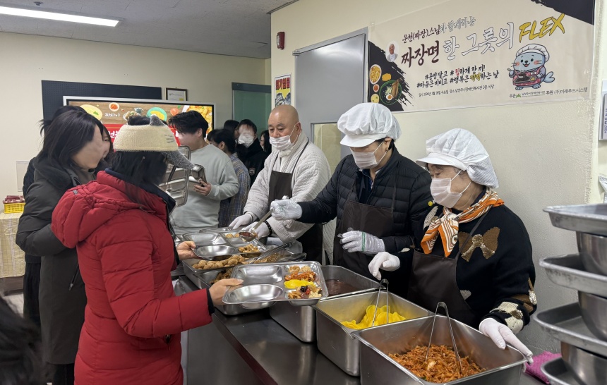 ▲ 짜장스님으로 유명한 천운스님이 짜장면 봉사를 하고 있다 ⓒ남양주시 제공