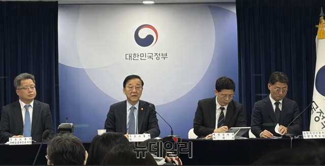 ▲ 김윤덕 국토교통부 장관(왼쪽 두번째)이 서울 도심 유휴부지 개발방안을 발표하고 있다. ⓒ박정환 기자